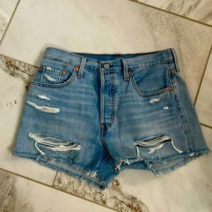 EUC Levi Strauss sz 29 stylish frayed Jean shorts